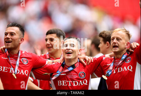 Charlton Athletic's Lewis Page (à gauche), Josh Cullen et Ben Reeves célébrer la victoire et la promotion de la Sky Bet Championship à la fin de la League One Sky Bet finale Play-off au stade de Wembley, Londres. Banque D'Images