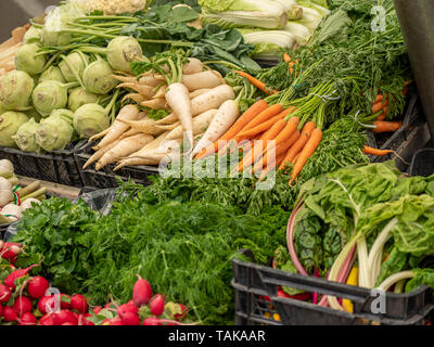 Plan rapproché sur des légumes biologiques à un marché Banque D'Images