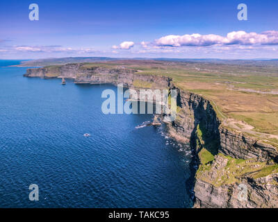 Vue aérienne sur les célèbres falaises de Moher en Irlande - Photographie aérienne Banque D'Images