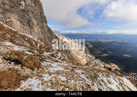 Paysage de montagne dans les montagnes Piatra Craiului, Roumanie Banque D'Images