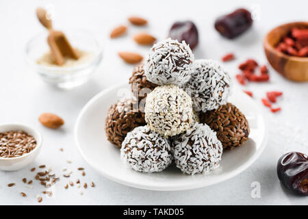 Vegan protéines brutes savoureuses truffes ou des boules d'énergie avec les dates, graines et noix Banque D'Images