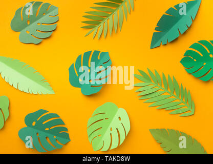 Ensemble de feuilles tropicales fraîches sur fond jaune Banque D'Images