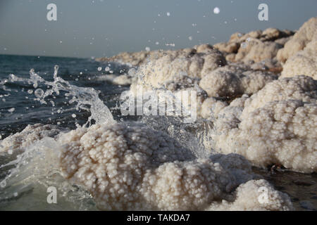 Les projections d'eau sur les roches de sel cristallisé à la mer Morte en Jordanie Banque D'Images