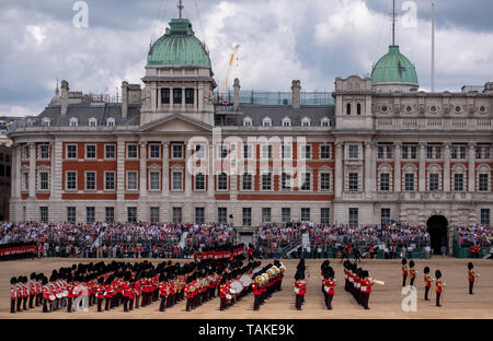 Vue grand angle de la parade la couleur,défilé militaire à Horse Guards, Westminster, Royaume-Uni, avec des soldats marchant dans leur uniforme iconique et ours Banque D'Images