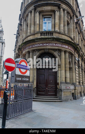 La ville de London Magistrates Court sur Queen Victoria Street à Londres avec l'une des entrées / sorties de la station de métro Bank à l'avant. Banque D'Images