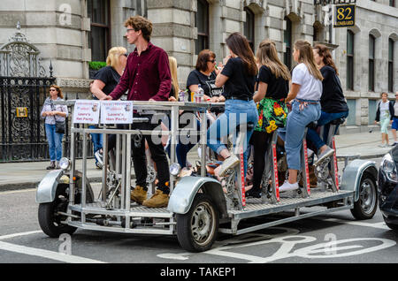 Lades sur un enterrement de vie de jeune fille ou de vie de monter un pedibus, un véhicule alimenté par la pédale vers le bas Lombard Street à Londres. Banque D'Images