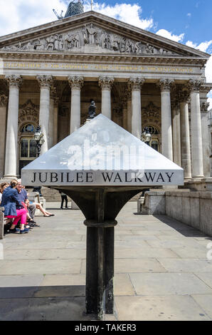 Le Royal Exchange Building à Londres, au Royaume-Uni avec un obélisque avec informations sur le jubilé à pied. Banque D'Images