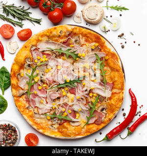 Fun pour la viande fraîche Pizza décorée de salade de roquette Banque D'Images
