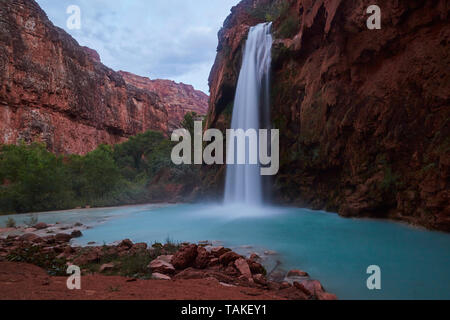 Les eaux turquoise de l'Arizona sur Chutes Havasupai reservation Supai. Banque D'Images