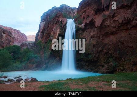 Les eaux turquoise de l'Arizona sur Chutes Havasupai reservation Supai. Banque D'Images