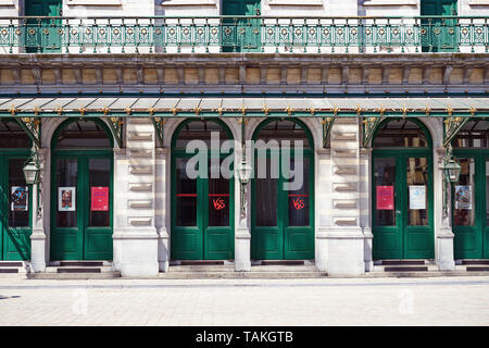 Bruxelles, Belgique - 24 mai 2019 : Ancien entrepôt abritait le Théâtre Royal Flamand au centre de Bruxelles, par les anciens quais. Bâtiment historique je Banque D'Images