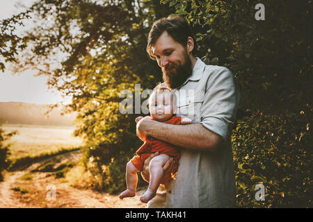 Père marchant avec sa petite fille de vie de la famille papa de plein air et de l'enfant voyageant ensemble parenthood love concept émotions pères jours Banque D'Images