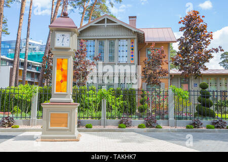 Ville Jurmala, République de Lettonie. Chambre avec vue sur la rue en milieu urbain et de l'horloge. 2019. 25. Peut Banque D'Images