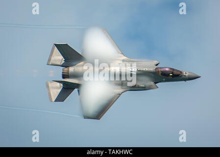 Un U.S. Air Force F-35A Lightning II stealth fighter avion piloté par le Capitaine Andrew Dojo Olson effectue des manœuvres de vol au cours de l'Air de Miami Beach et la mer Mai 24, 2019 Spectacle à Miami, en Floride. Banque D'Images