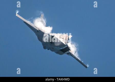 Un U.S. Air Force F-35A Lightning II stealth fighter avion piloté par le Capitaine Andrew Dojo Olson effectue des manœuvres de vol au cours de l'Air de Miami Beach et la mer Mai 26, 2019 Spectacle à Miami, en Floride. Banque D'Images