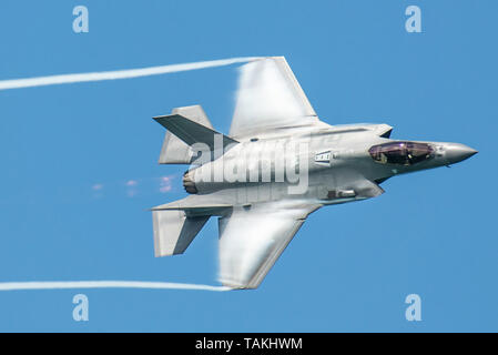 Un U.S. Air Force F-35A Lightning II stealth fighter avion piloté par le Capitaine Andrew Dojo Olson effectue des manœuvres de vol au cours de l'Air de Miami Beach et la mer Mai 24, 2019 Spectacle à Miami, en Floride. Banque D'Images