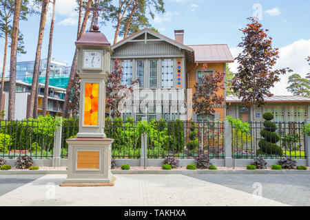 Ville Jurmala, République de Lettonie. Chambre avec vue sur la rue en milieu urbain et de l'horloge. 2019. 25. Peut Banque D'Images