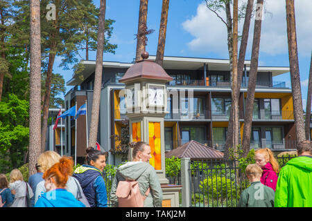 Ville Jurmala, République de Lettonie. Chambre avec vue sur la rue en milieu urbain et de l'horloge. 2019. 25. Peut Banque D'Images