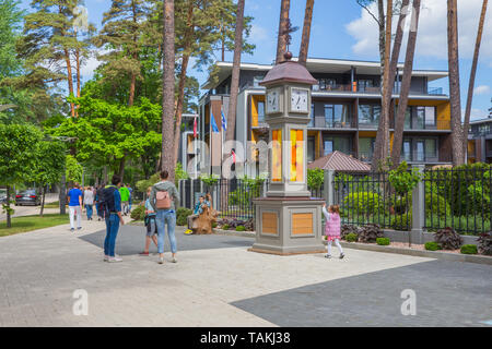 Ville Jurmala, République de Lettonie. Chambre avec vue sur la rue en milieu urbain et de l'horloge. 2019. 25. Peut Banque D'Images