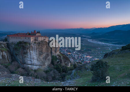 Monastère Saint-nicolas, les météores en Grèce au coucher du soleil. Coucher du soleil sur les montagnes vives entourant célèbre attraction Kalambaka et monastères des Météores. Banque D'Images