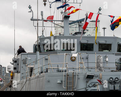 Belfast, en Irlande du Nord, Royaume-Uni - 25 mai 2019 : Titanic Belfast Festival Maritime dans Titanic Quarter. Le HMS Penzance amarré au Queens Key Banque D'Images