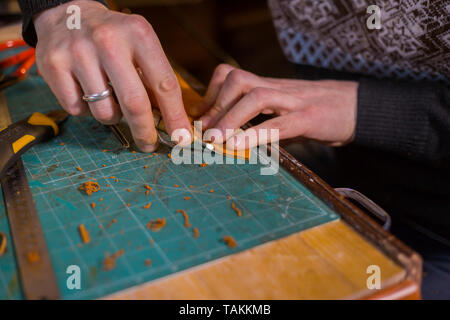 Professionnel hommes skinner, tanner travailler avec véritable cuir ceinture en atelier, studio. Et le travail du cuir fait main concept Banque D'Images