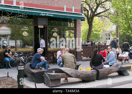 Les gens discuter en face de Club Social, un célèbre café restaurant à Saint Viateur street, Mile End, Montréal Banque D'Images