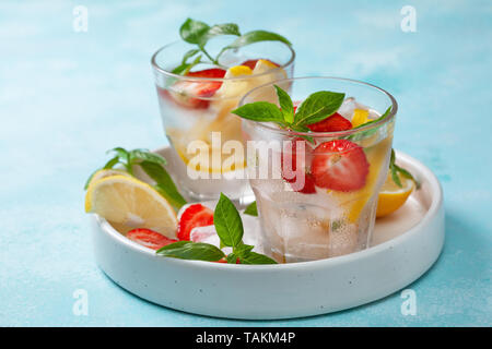 Basilic fraise dans un verre de limonade, de fraises fraîches, basilic sur fond bleu Banque D'Images