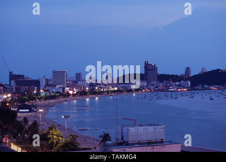 Vue panoramique Vue aérienne de la plage de Pattaya, Pattaya la nuit Ville de Thaïlande Banque D'Images