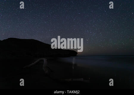 Paysage de nuit sur la plage de Media Luna. Le Parc Naturel Cabo de Gata. Almeria Espagne. Banque D'Images