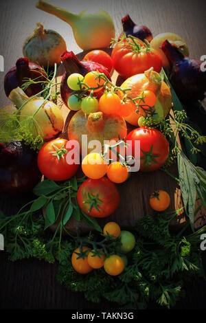 Les ingrédients des aliments sains. Légumes, herbes et épices. Des légumes bio sur bois Banque D'Images