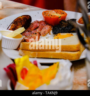 Petit-déjeuner anglais traditionnel Bacon saucisse et les oeufs avec du pain grillé. Banque D'Images