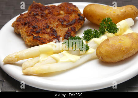 Les asperges d'escalope et de pommes de terre Banque D'Images