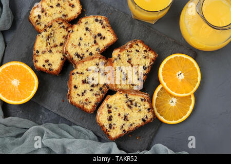 Cupcake avec les oranges et chocolat, situé sur un socle d'ardoise sur un fond sombre, vue du dessus, photo horizontale Banque D'Images