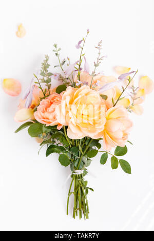 Bouquet romantique de roses anglais orange sur un fond blanc. Banque D'Images