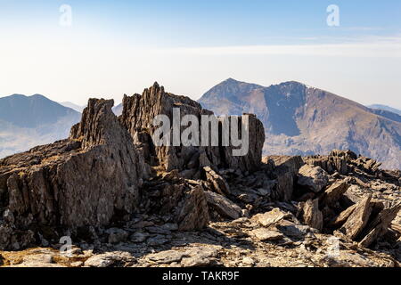 Le sommet du Snowdon, vue du sommet de Glyder fawr, Parc National de Snowdonia Banque D'Images