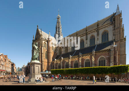 Église Saint-Bavo, également connu sous le nom de la Grote Kerk avec la statue de Laurens Janszoon Coster, sur la Grand-Place, Haarlem, Hollande du Nord, Pays-Bas. Banque D'Images