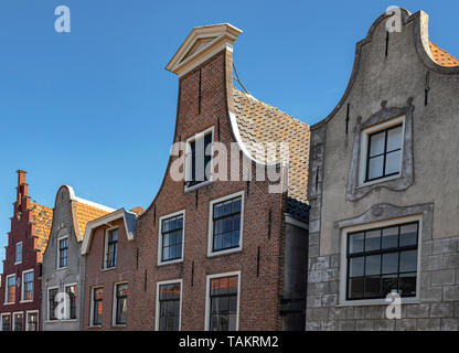 Low angle view of Architecture à pignons typiquement néerlandais dans la ville de Haarlem, Hollande du Nord, aux Pays-Bas. Banque D'Images