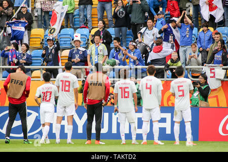 Stade de Gdynia, Gdynia, Pologne - 26 mai, 2019 : Mitsuki Saito (c), Taichi Hara, Kota Yamada, Ayumu Seko, Yukinari Sugawara du Japon sont considérés célèbre la victoire avec le Japon fans après la Coupe du Monde U-20 de la FIFA match entre le Mexique et le Japon (GROUPE B) à Gdynia. (Score final ; Mexique 0:3 Japon) Banque D'Images