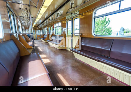 Samara, Russie - le 26 mai 2019 : vue de l'intérieur du wagon train dans le métro Banque D'Images