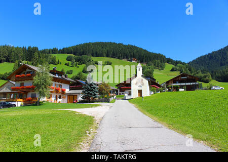 Un village alpin de Val Pusteria dans les montagnes des Dolomites, Italie Banque D'Images