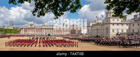 Vue grand angle de la parade la couleur,défilé militaire à Horse Guards, Westminster, Royaume-Uni, avec des soldats marchant dans leur uniforme iconique et ours Banque D'Images