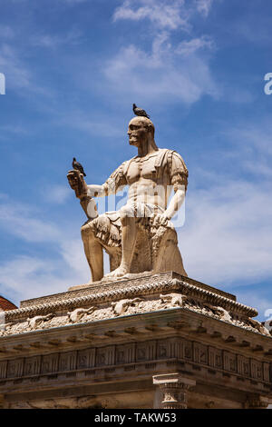 Les pigeons assis sur statue de Giovanni delle Bande Nere à Florence Banque D'Images