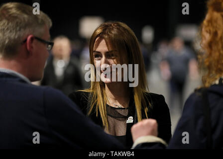 4 candidats indépendants irlandais Changement Clare Daly au centre de comptage dans le RDS, Dublin, le comptage des voix se poursuit dans les élections européennes. Banque D'Images