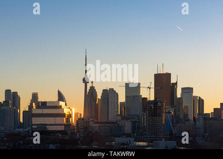 Centre-ville de Toronto Vue aérienne de skyline au cours de soir heure golden sunset Banque D'Images