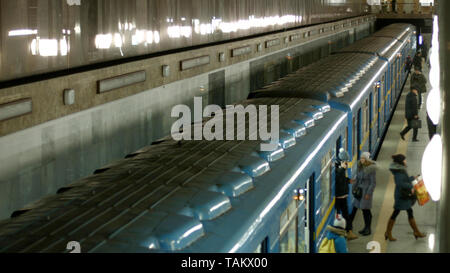 14.01.2016 - Kiev, Ukraine les gens à bord et de descendre d'un train de métro. Subway train arrive à la gare, vue d'en haut. Le métro. Banque D'Images