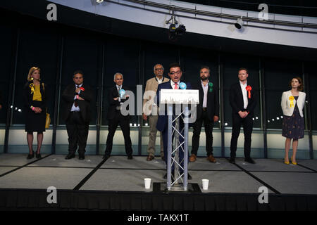 Les candidats (de gauche à droite) Irina von Wiese, Claude Moraes, Benyamin Habib, Dinesh Dhamija, Lance Anisfeld, Scott Ainslie, Sebastian Danse et Luisa Porritt à l'annonce des résultats pour la parlementaire européenne à l'Hôtel de ville de la région de London à Londres. Banque D'Images