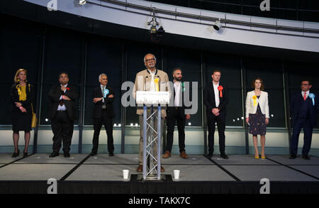 Les candidats (de gauche à droite) Irina von Wiese, Claude Moraes, Benyamin Habib, Dinesh Dhamija, Scott Ainslie, Sebastian Danse, Luisa Porritt et Anisfeld lance à l'annonce de la Parlementaire européenne résultats pour la région de London à l'Hôtel de ville de Londres. Banque D'Images