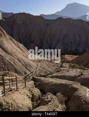 Chemin menant vers le bas dans la vallée, dans le désert de Tabernas Almeria en Espagne Banque D'Images