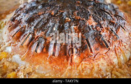 Hot pan brûlée après la cuisson du porc grillé au barbecue sur la tache de gravure / pan Banque D'Images